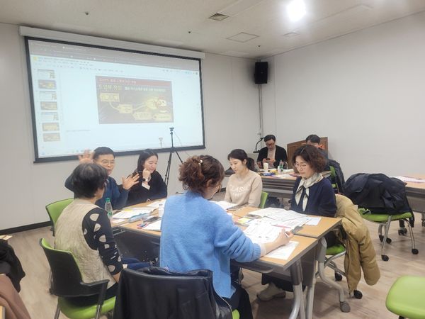 발표 스토리라인 개발 워크숍에서 코칭받는 참가자들